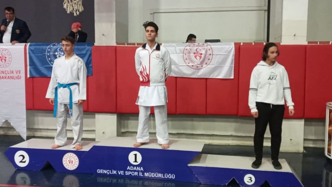 Bahtiyar Vahabzade Sosyal Bilimler Lisesi Öğrencimiz Kemal Efe KÖSEAYDIN Karate Branşında Düzenlenen Bölge Şampiyonasında 74 Kiloda 1'inci Olmuştur.