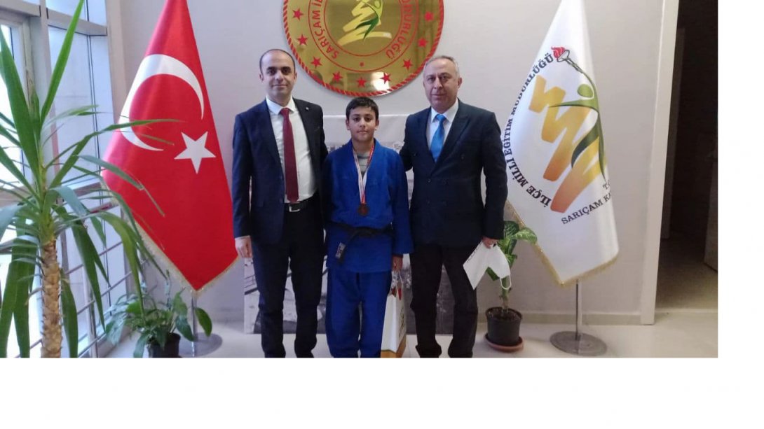 İlçe Milli Eğitim Müdürümüz Sn.Uygar İNAL Okul Sporları Müsabakaları Judo Branşında Türkiye 3.sü Olan Ömer Kanaatbilen Ortaokulu 7.Sınıf Öğrencimiz Emirhan KORKMAZ'ı Tebrik Ederek, Başarılarının Devamını Diledi.