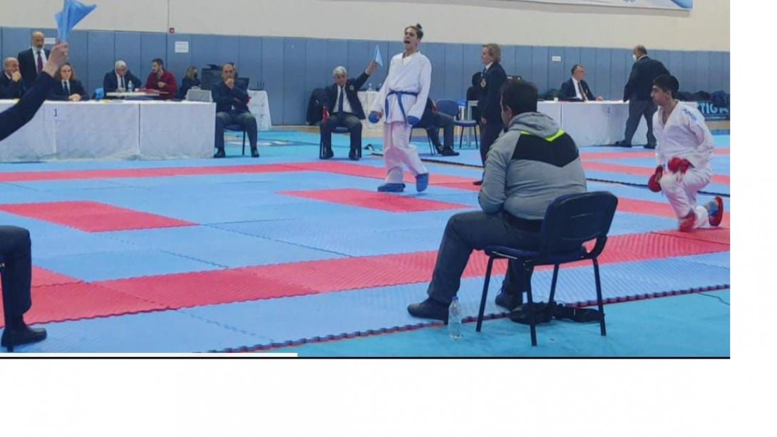Karate Branşında 74 Kiloda Türkiye 3.'sü Olan Bahtiyar Vahabzade Sosyal Bilimler Lisesi 9. Sınıf Öğrencimiz Kemal Efe KÖSEAYDIN'ı Tebrik Ederiz.