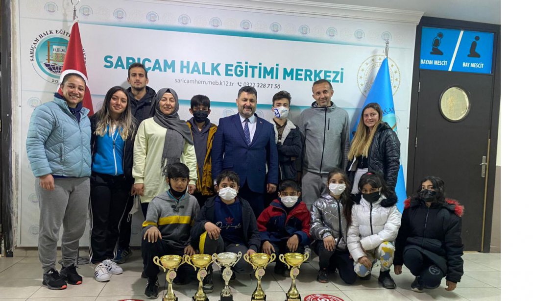 Halk Eğitim Merkezi Müdürlüğümüz Öğrencileri Okullar Arası Spor Yarışmalarında Beyzbol ve Softbol Branşlarında Adana 1.'si Olmuşlardır.