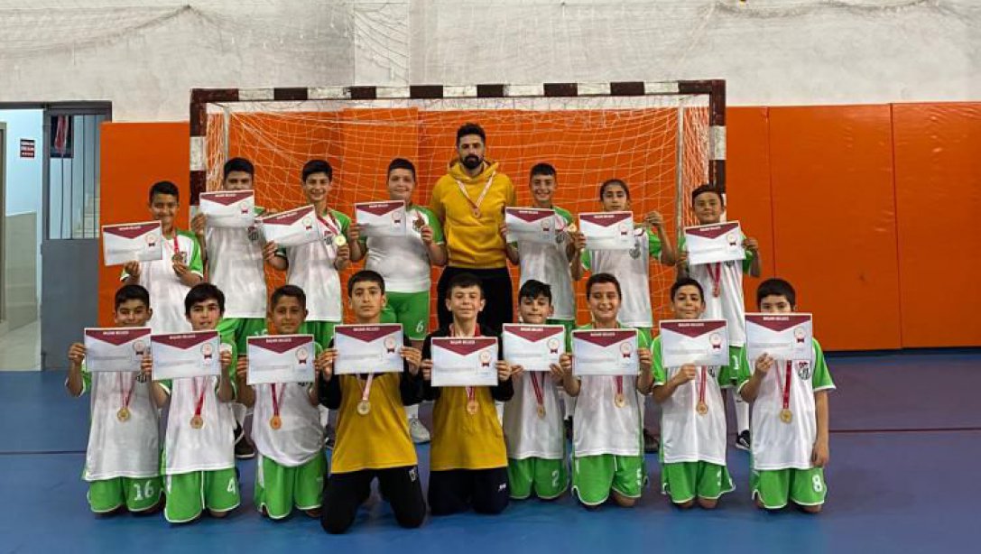 Niğde İlimizde Düzenlenen Okul Sporları Bölge Şampiyonasında Hentbol Küçük Erkekler Kategorisinde Şampiyon Olan Kürkçüler Ortaokulumuzu Tebrik Eder, Türkiye Finallerinde Başarılar Dileriz.