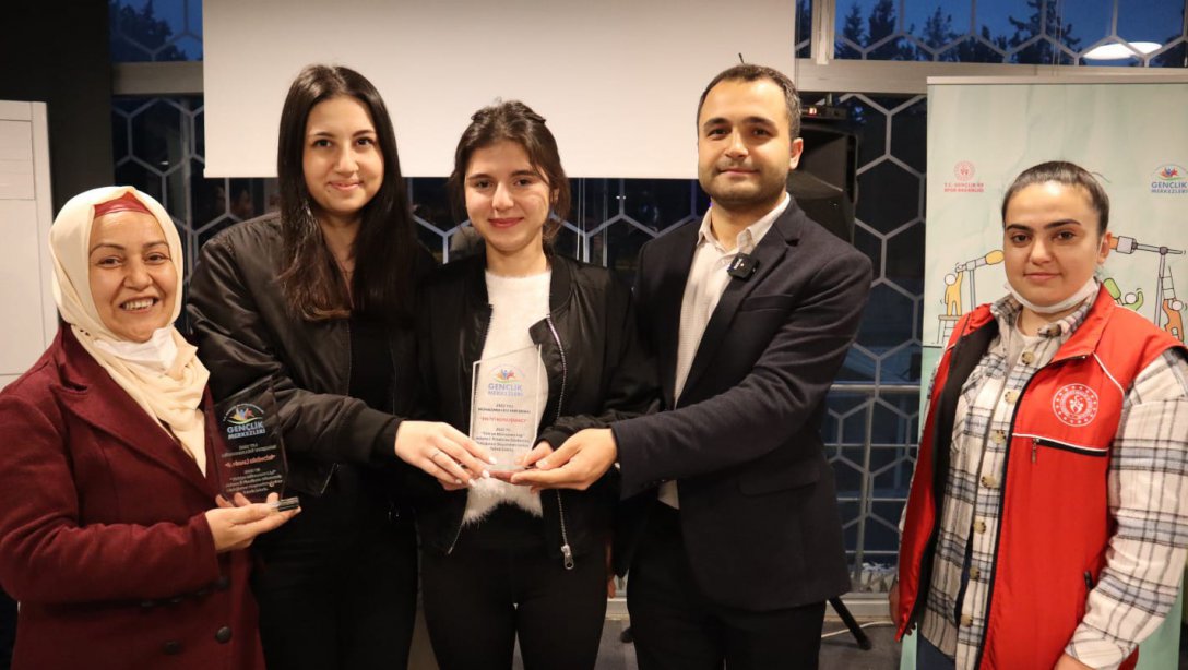Gençlik ve Spor Bakanlığının Düzenlemiş Olduğu Türkiye Geneli Münazara Yarışması İl Turnuvasında Adana Ticaret Odası Anadolu Lisesi Öğrencilerimiz İl 1.'si Olmuşlardır. Bu Başarıda Emeği Geçen Öğretmen ve Öğrencileri Tebrik Ederiz.