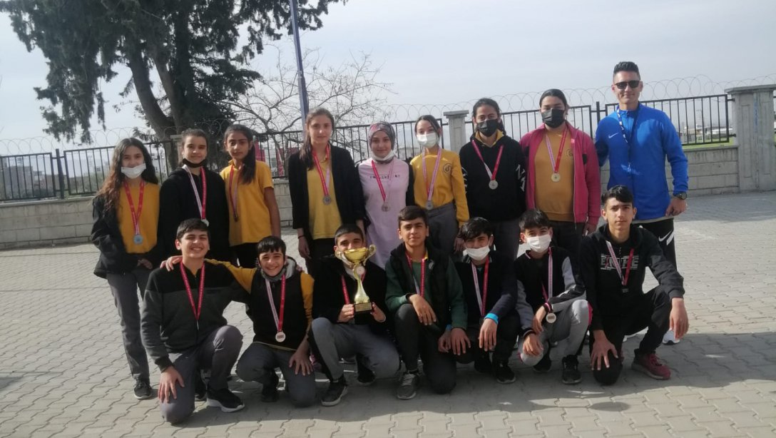 Okul Sporları Müsabakalarında Floor Curling Branşında Türkiye 4.'sü ve Korfbol Branşında Adana 1.'si olan Suluca Ortaokulumuzu Tebrik Eder, Başarılarının Devamını Dileriz.