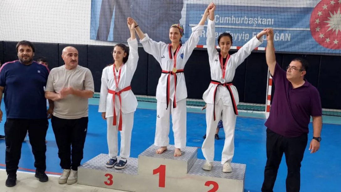 Sarıçam Halk Eğitimi Merkezimize Bağlı Taekwondo Kursu Öğrencilerimiz 14-20 Haziran'da Sivas'ta Yapılacak Olan Yıldızlar Taekwondo Şampiyonası İçin Yapılan Adana İl Seçmesinde 5 Birincilik 2 İkincilik 4 Dördüncülük Almışlardır.