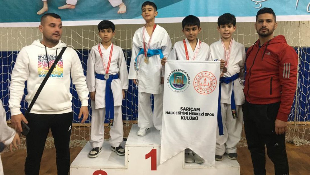 Sarıçam Halk Eğitimi Merkezi Spor Kulübü Osmaniye İli Kadirli İlçesinde Düzenlenen İller Arası Karate Turnuvasında 6 Birincilik, 9 İkincilik Ve 14 Üçüncülük Elde Etmiştir. Öğrencileri Ve Emeği Geçenleri Tebrik Ediyoruz. 