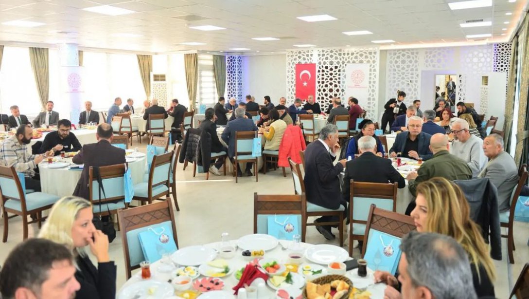 İl Milli Eğitim Müdürümüz Sayın Yaşar KOÇAK, Adana Öğretmenevinde Yerel Ve Ulusal Basın Temsilcilerimiz İle Bir Araya Gelmişlerdir.