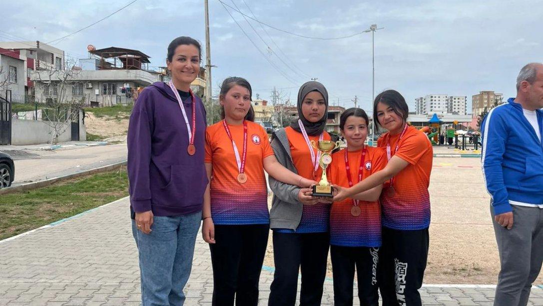 Okul Sporları Kızlar Bocce Branşında İlçemiz Şehit Hüseyin Avni Bey Ortaokulu Öğrencileri Adana 4.'üncüsü Olmuştur. Öğrencilerimizi Ve Bu Başarıda Emeği Geçenleri Tebrik Ediyoruz.