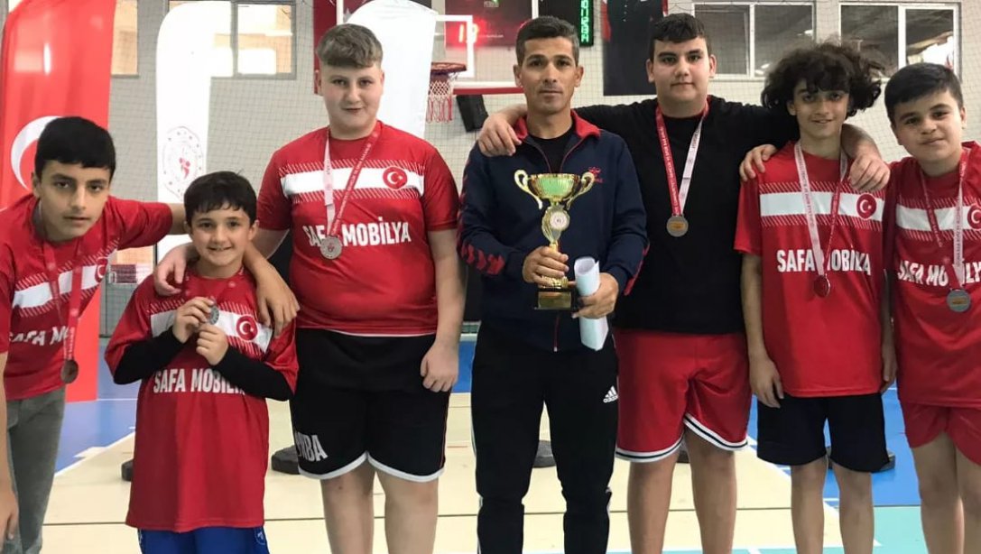 Okul Sporları Yıldız Erkek 3'e 3 Basketbol Yarışmalarında İlçemiz Çarkıpare Şehit Ertan Tokuş Ortaokulu Öğrencilerimiz Adana 2.'si Olmuştur. Öğrencimizi Ve Bu Başarıda Emeği Geçenleri Tebrik Ediyoruz.