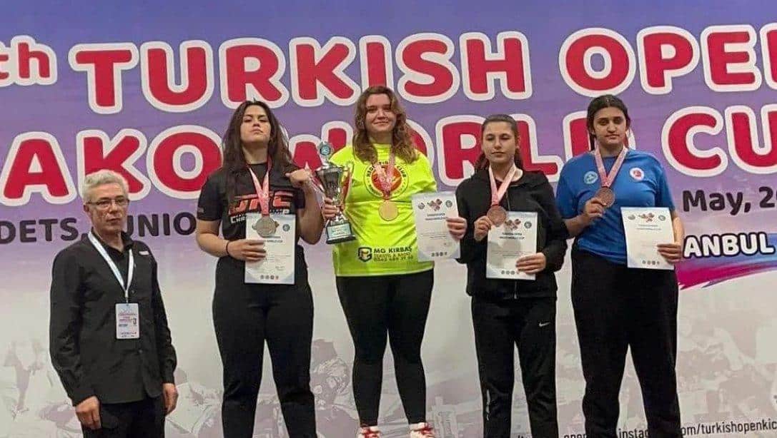17-21 Mayıs İstanbul TÜYAP Kongre Merkezinde Gerçekleştirilen Uluslararası Kickboks Dünya Kupasında İlçemiz Bahtiyar Vahabzade SBL Öğrencimiz İlknur Buse ALACA Dünya 3.'sü Olmuştur. 
