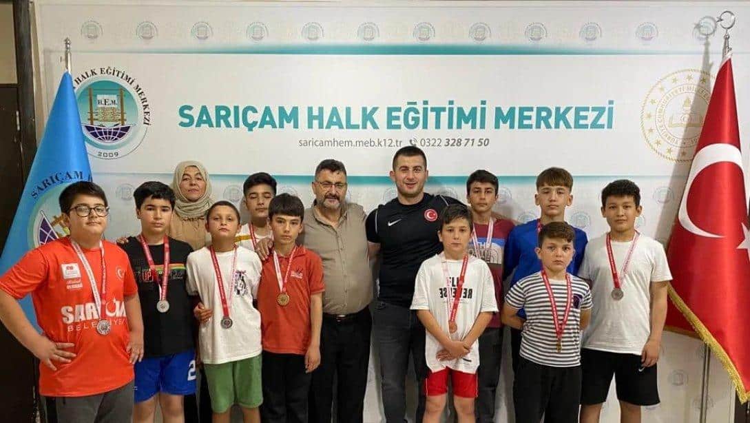 11-12-13 Yaş Grekoromen Güreş Türkiye Seçmeleri Adana İl Birinciliğinde İlçemiz Sarıçam Halk Eğitimi Merkezi Spor Kulübü Öğrencilerimiz Takım Halinde Şampiyon Olmuştur. Öğrencilerimizi Ve Emeği Geçenleri Tebrik Ediyoruz.