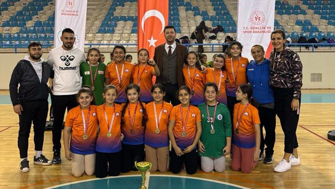 Şehit Hüseyin Avni Bey Ortaokulu Öğrencilerimiz Hentbol Küçükler Kızlar Kategorisinde Adana Şampiyonu Olmuştur. Öğrencilerimizi Ve Emeği Geçenleri Tebrik Ediyoruz.