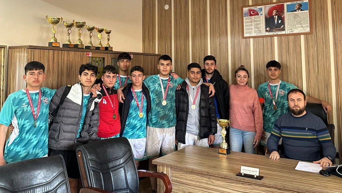 Sarıçam Spor Lisesi Öğrencilerimiz Okul Sporları Kapsamında Ragbi Branşında Kız ve Erkekler Takımı Olarak Adana Şampiyonu Olmuştur. Öğrencilerimizi ve Emeği Geçenleri Tebrik Ediyoruz.
