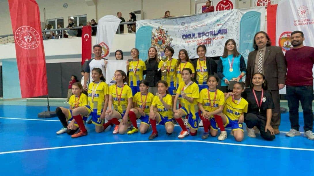 Bilge Kağan Ortaokulu Öğrencilerimiz Okul Sporları Futsal Müsabakalarında Yıldız Kızlarda Adana 1.'si Olmuştur. Öğrencilerimizi ve Emeği Geçenleri Tebrik Ediyoruz.