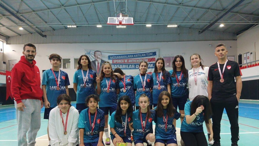 Çarkıpare Şehit Ertan Tokuş Ortaokulu Öğrencilerimiz Okul Sporları Futsal Müsabakalarında Yıldız Kızlarda Adana 3.'sü Olmuştur. Öğrencilerimizi ve Emeği Geçenleri Tebrik Ediyoruz.