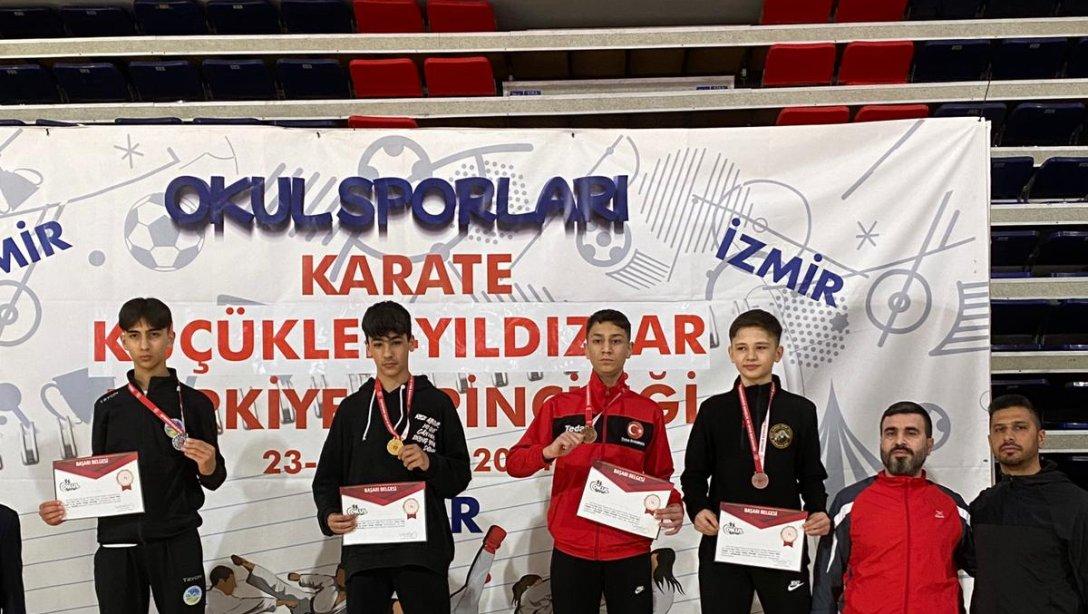 Buruk Ortaokulu Öğrencimiz Hüseyin Azad GÜLGEZ İzmir'de Devam Eden Okul Sporları Karate Türkiye Şampiyonasında 54 Kg'da Türkiye Şampiyonu Olmuştur. Öğrencimizi ve Emeği Geçenleri Tebrik Ediyoruz.