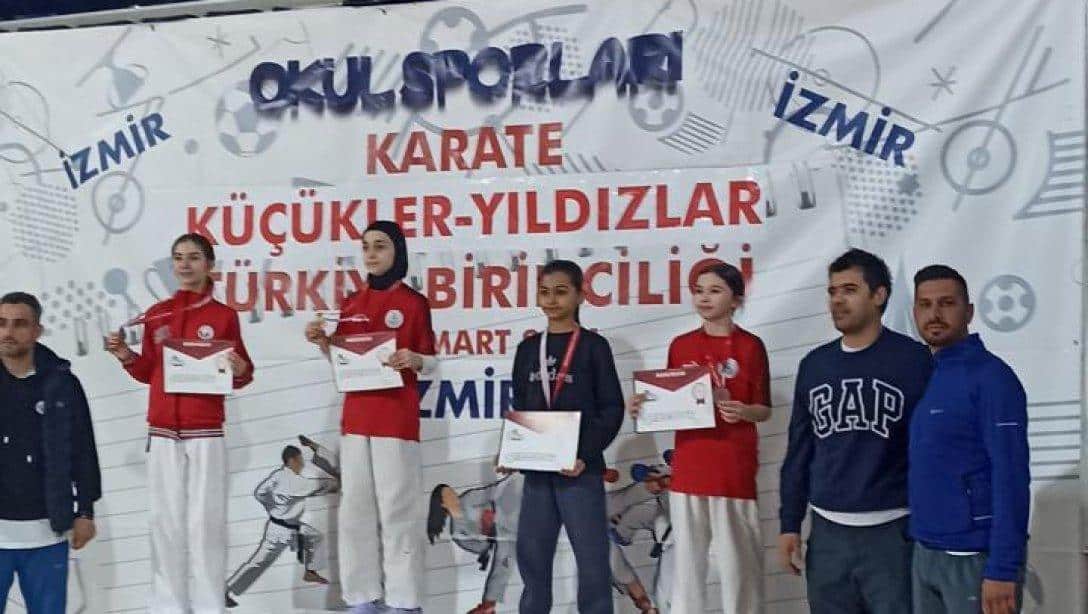 Şehit Hüseyin Bey Ortaokulu Öğrencimiz Mihrimah KAYMAK İzmir'de Düzenlenen Okul Sporları Karate Türkiye Şampiyonasında 32 Kg'da Türkiye 3.'lüğü Elde Etmiştir. Öğrencimizi ve Emeği Geçenleri Tebrik Ediyoruz.