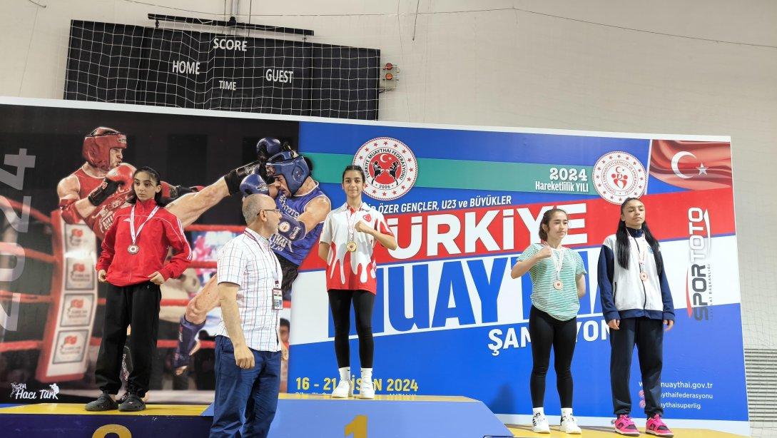 Adana Sarıçam Spor Lisesi 12. Sınıf Öğrencimiz Latife BAĞIŞ Muay Thai Türkiye Şampiyonu olmuştur. Eylül ayında Tayland'da Gerçekleşecek Dünya Şampiyonasında Ülkemizi Temsil Etmeye Hak Kazanmıştır.