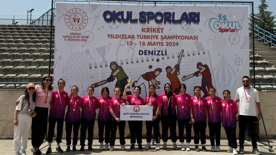 13 - 18 Mayıs'ta Denizli'de Gerçekleşen Okul Sporları Kriket Yıldızlar Türkiye Şampiyonluğu Yarışmasında  Şehit Hüseyin Avni Bey Ortaokulu Yıldız Kızlarda Türkiye 3.si Olmuştur. Öğrencilerimizi ve Emeği Geçenleri Tebrik Ediyoruz.