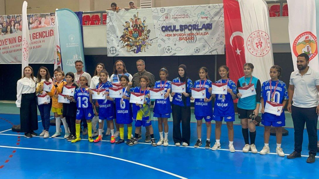 Bilge Kağan Ortaokulu Öğrencilerimiz Futsal Grup Elemelerinde Yıldız Kızlar Takım Halinde Grup 1.'si Olarak Samsun'da Gerçekleşecek Olan Türkiye Finallerinde Adana'mızı Temsil Edecektir. Öğrencilerimizi ve Emeği Geçenleri Tebrik Ediyoruz.