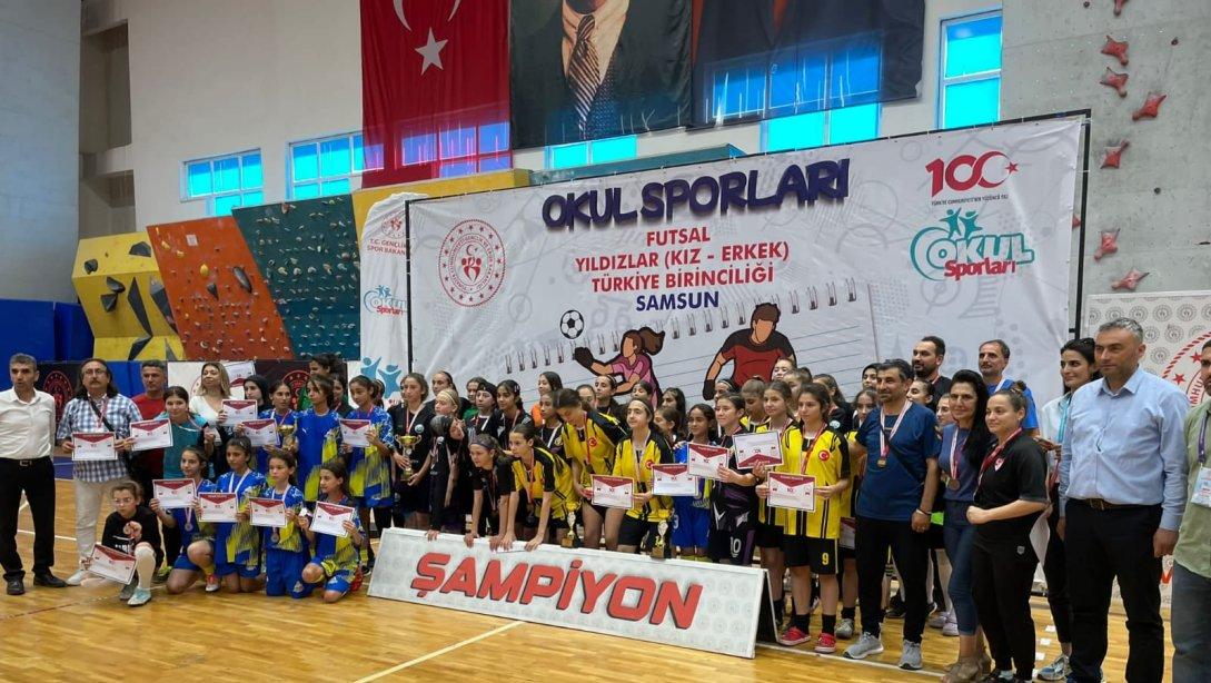 4-11 Haziran Tarihlerinde Samsun'da Gerçekleşen Yıldızlar Futsal Türkiye Şampiyonasında Bilge Kağan Ortaokulu Öğrencilerimiz Yıldız Kızlarda Türkiye 2.'si Olmuştur. Öğrencilerimizi ve Emeği Geçenleri Tebrik Ediyoruz.