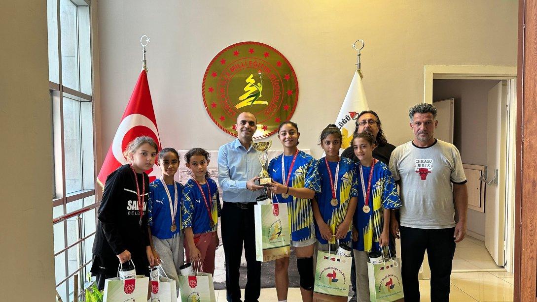 Okul Sporları Futsal Türkiye Şampiyonasında Yıldız Kızlarda Türkiye 2.'si Olan Bilge Kağan Ortaokulu Öğrencilerimiz İlçe Milli Eğitim Müdürümüz Sayın Uygar İNAL'ı Ziyaret Ettiler. Öğrencilerimizi Tebrik Eder Başarılarının Devamını Dileriz.