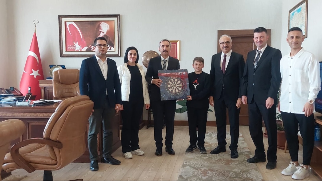 Kaymakamımız Sayın Murtaza DAYANÇ, Ankara'da düzenlenen Kulüpler Türkiye Dart Şampiyonası Minik Erkekler Kategorisi'nde Türkiye birincisi olan Suluca Ortaokulu öğrencisi Mustafa KİRİŞÇİOĞLU'na başarılarının devamını dileyerek ödülünü takdim etti.