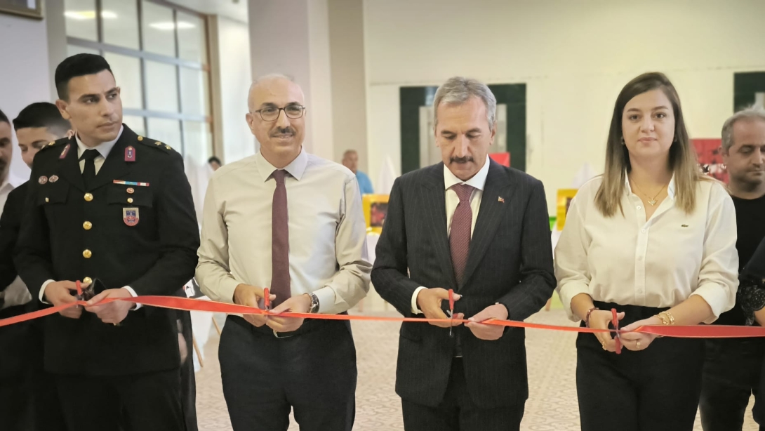 15 Temmuz Demokrasi ve Milli Birlik Günü temalı resim sergisi Kaymakamlık binası içerisinde ,İlçe Milli Eğitim Müdürlüğü koordinesinde gerçekleştirildi.